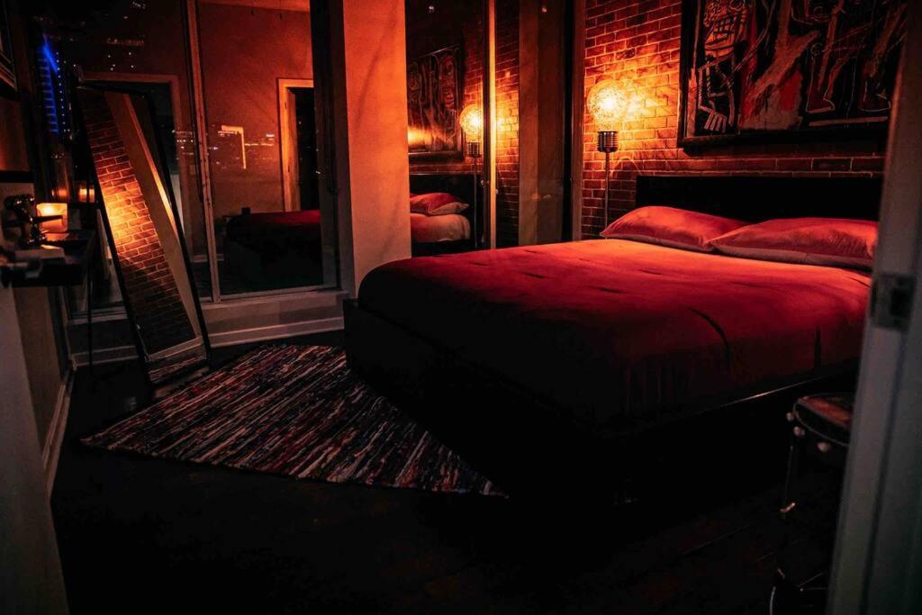 Downtown Art Penthouse Piano & Free Parking Apartment *