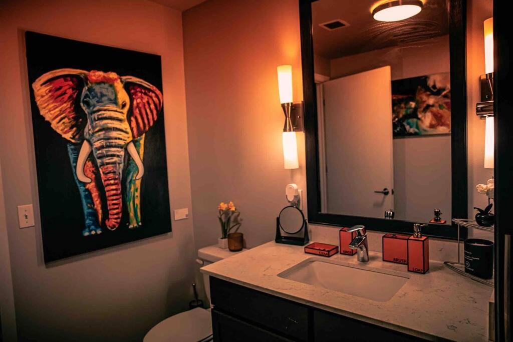 Downtown Art Penthouse Piano & Free Parking Apartment