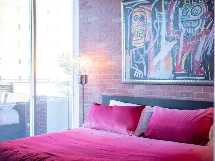 Downtown Art Penthouse Piano & Free Parking