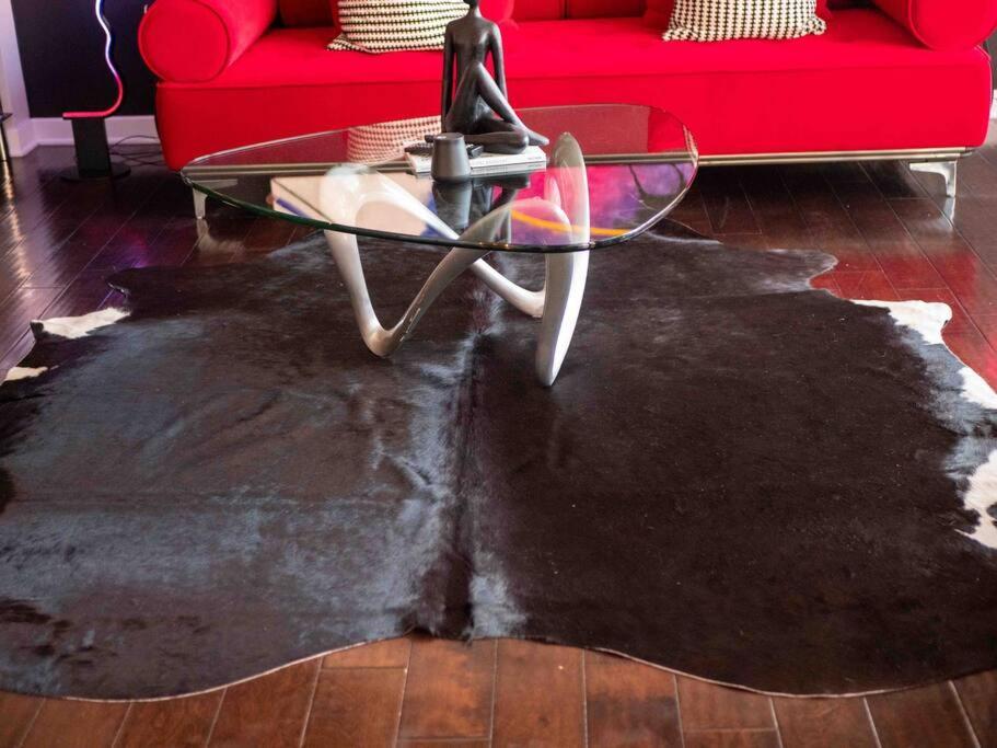 Downtown Art Penthouse Piano & Free Parking *