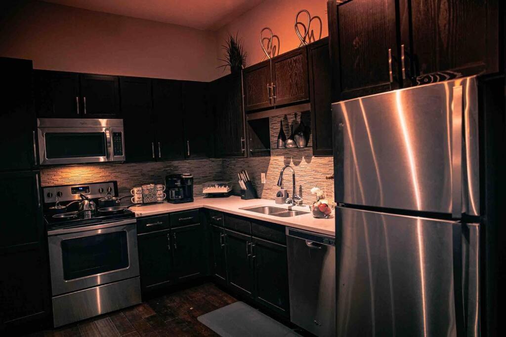 Downtown Art Penthouse Piano & Free Parking *