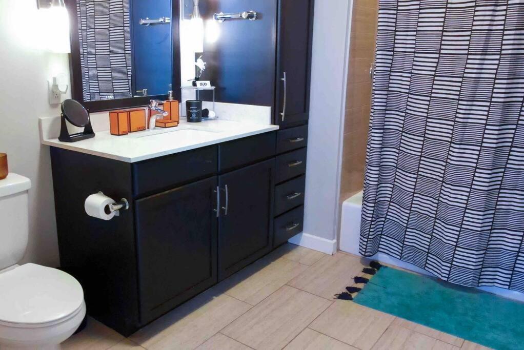 Downtown Art Penthouse Piano & Free Parking Apartment