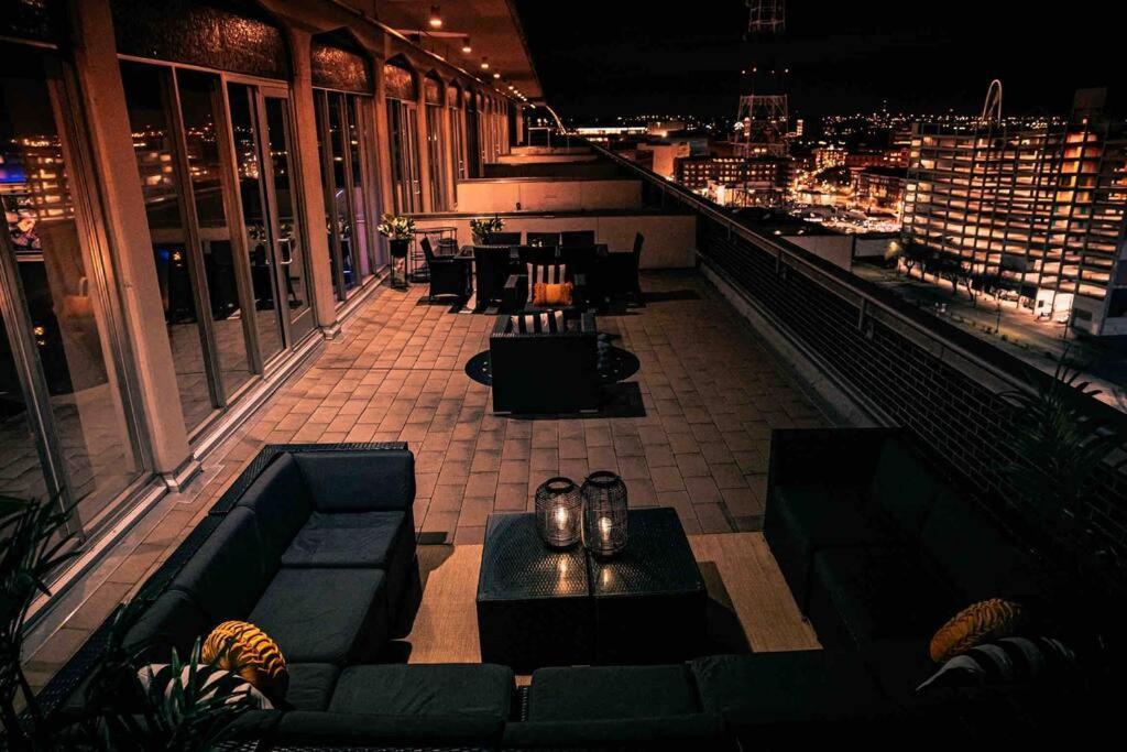 Downtown Art Penthouse Piano & Free Parking Apartment