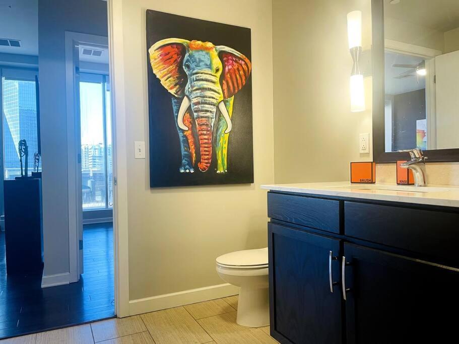 Downtown Art Penthouse Piano & Free Parking