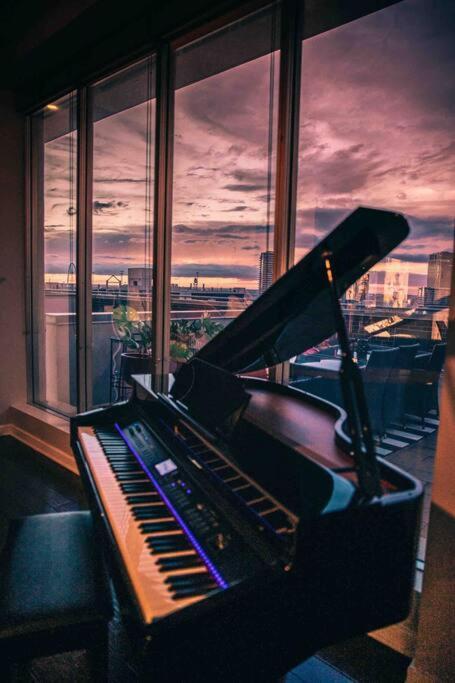 Downtown Art Penthouse Piano & Free Parking Apartment Dallas