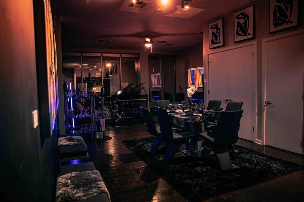 Downtown Art Penthouse Piano & Free Parking